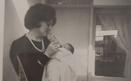 Junto a su madre de crianza.