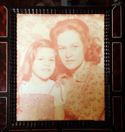 Junto a su madre, de quién sin duda heredó mucho de su atractivo.