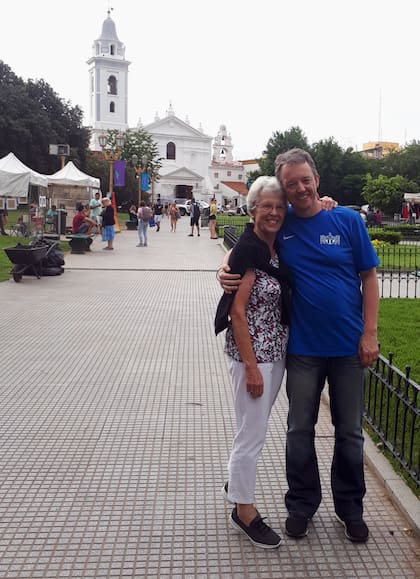 Junto a su madre en Recoleta.