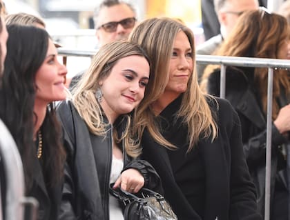 Junto a su madrina, Jennifer Aniston, cuando su mamá descubrió su estrella en el Paseo de la Fama.