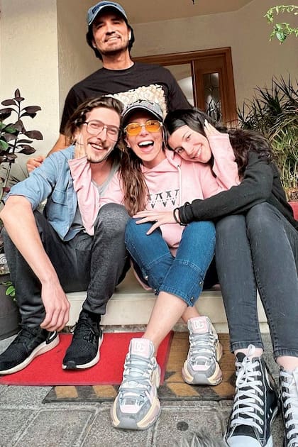 Junto a su mamá, Mónica Ayos, su hermana Victoria y Diego Olivera. “Me encanta que vengan a mi casa a tomar mate, charlar de la vida y hacerlo enojar a Diego, porque soy hincha de River y él es de Boca".