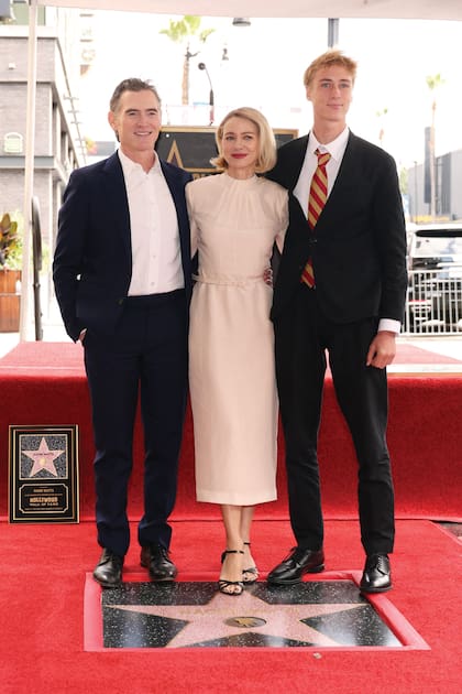 Junto a su
marido, el actor Billy Crudup, y
su hijo, Sasha Schreiber, de su
anterior matrimonio con
Liev Schreiber