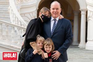 Junto a su marido, el príncipe Alberto, y sus hijos Jacques y Gabriella en el patio del palacio.