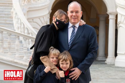 Junto a su marido, el príncipe Alberto, y sus hijos Jacques y Gabriella en el patio del palacio.