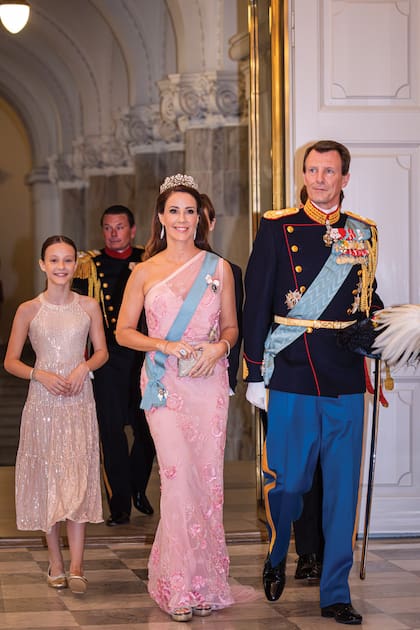 Junto a su marido, el príncipe Joaquín, Marie de Dinamarca llegó al lugar con una creación de Elie Saab de escote asimétrico y flores bordadas, e impactó con la tiara Dagmar. Detrás de ella, su hija, la condesa Atena, con vestido midi de lentejuelas rosas y escote halter, de Grace Karin, y ballerinas de Zara.