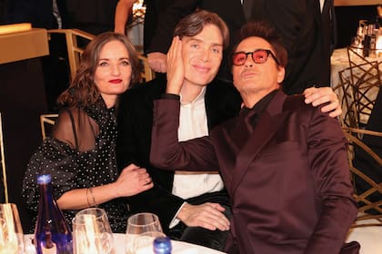 Junto a su mujer Yvonne y su compañero en Oppenheimer,
Robert Downey Jr, en la última entrega de los Golden Globes.