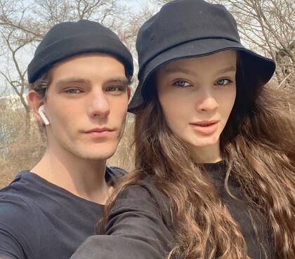 Junto a su novia Liza, también modelo, a quien conoció trabajando en Corea.