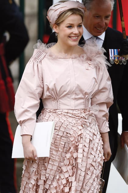 Junto a su padre, actual conde de Snowdon, llega a la abadía de Westminster para la coronación de Carlos III, donde brilló con un estilismo creado para ella por la diseñadora parisina Beatrice Ferrant. Confeccionado en tafetán bordado y tul de seda, lo combinó con una diadema de Stephen Jones de tul de seda y plumas.