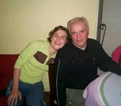 Junto a su padre de quien se siente orgullosa