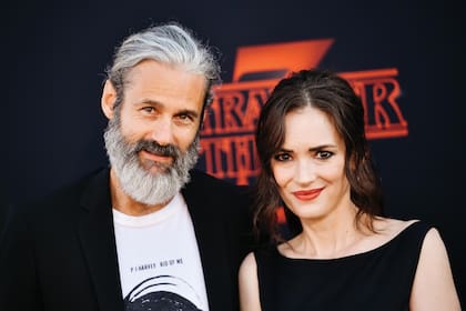 Junto a su pareja desde 2011, Scott Mackinlay Hann, durante el estreno de la tercera temporada de Stranger Things.