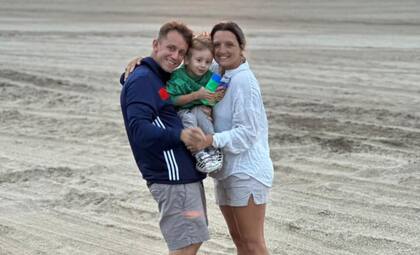 Junto a su pareja y su hijo.