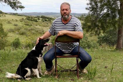 Junto a su perro Beto, el único que "lo esclaviza"