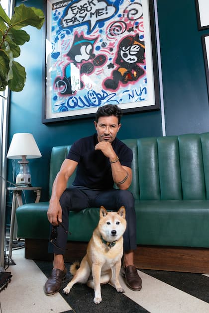 Junto a su perro Lucas en otro espacio de su café neoyorquino. Con mucho esfuerzo y trabajo logró hacer un camino de éxito en el mundo de la decoración.