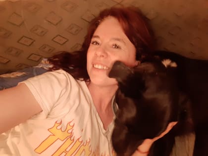 Junto a su perro que la acompaña desde que vive en Puerto Madryn.