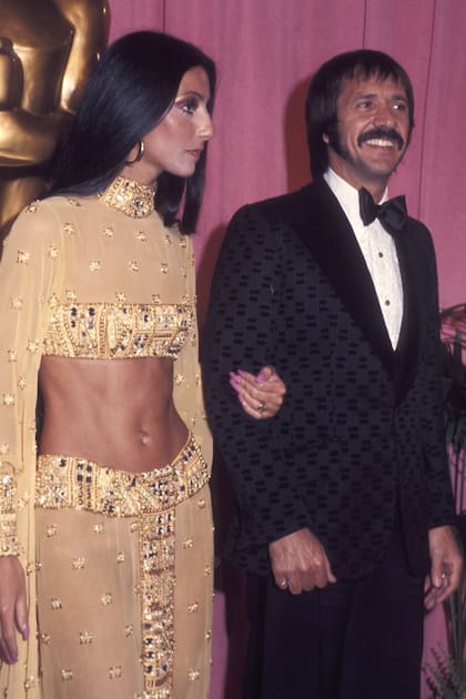 Junto a su
primer marido, Sonny Bono, en
la ceremonia de los Oscar de
1973. El matrimonio comenzó a
resquebrajarse por los celos que
él sentía por el carisma de Cher.