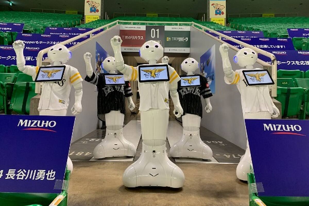 Junto a su robot Pepper y el cuadrúpedo Spot de Boston Dynamics, la firma japonesa Softbank Robotics preparó una hinchada robótica para alentar al Softbank Hawks de Fukuoka, Japón