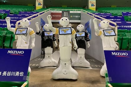 Junto a su robot Pepper y el cuadrúpedo Spot de Boston Dynamics, la firma japonesa Softbank Robotics preparó una hinchada robótica para alentar al Softbank Hawks de Fukuoka, Japón