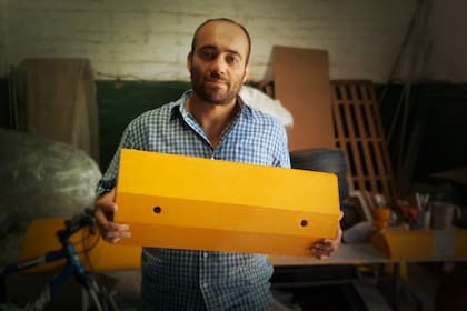 Junto a su socio, Joaquín Bancalari fabrica mobiliario urbano con plásticos y neumáticos triturados