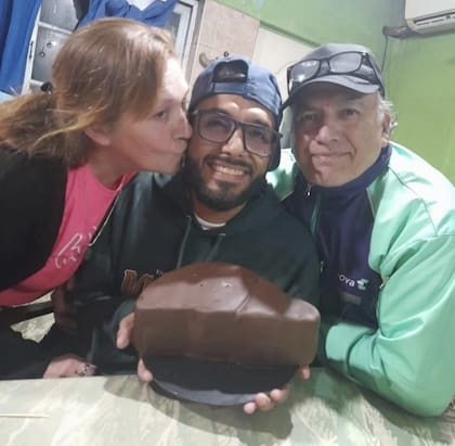 Junto a sus padres.