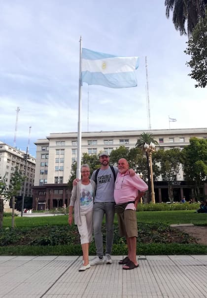 Junto a sus padres.