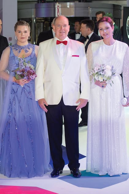 Junto a Sus Altezas Serenísimas. Charlene apostó por un vestido de inspiración nupcial que accesorizó con pendientes en oro blanco y rosa, con zafiros y diamantes de la colección Romeo y Julieta de Van Cleef & Arpels.