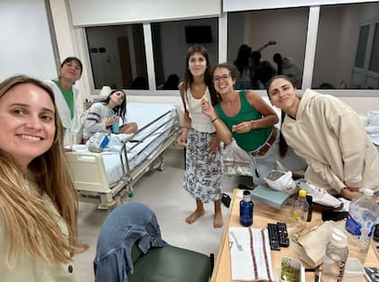 Junto a sus amigas durante la rehabilitación en FLENI