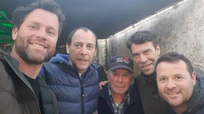 Junto a sus amigos, pilares en su recuperación.