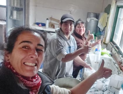 Junto a sus colaboradores, elaborando quesos