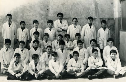 Junto a sus compañeros de primaria de la escuela Agustín Álvarez.