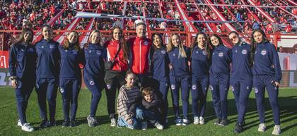 Junto a sus compañeros en la cancha de AAAJ en la previa de un partido de fútbol.