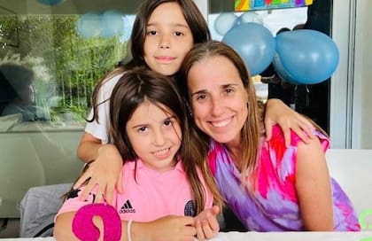 Junto a sus dos hijas (Agus de 12 y Luli de 9.