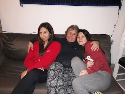 Junto a sus dos hijas menores que como toda la familia la acompañan incondicionalmente.