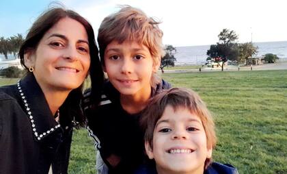 Junto a sus dos hijos: Bautista (10) y Francisco (6).