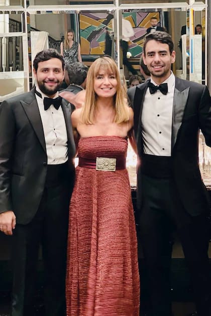 Junto a sus dos hijos varones, Sharif y Karim.