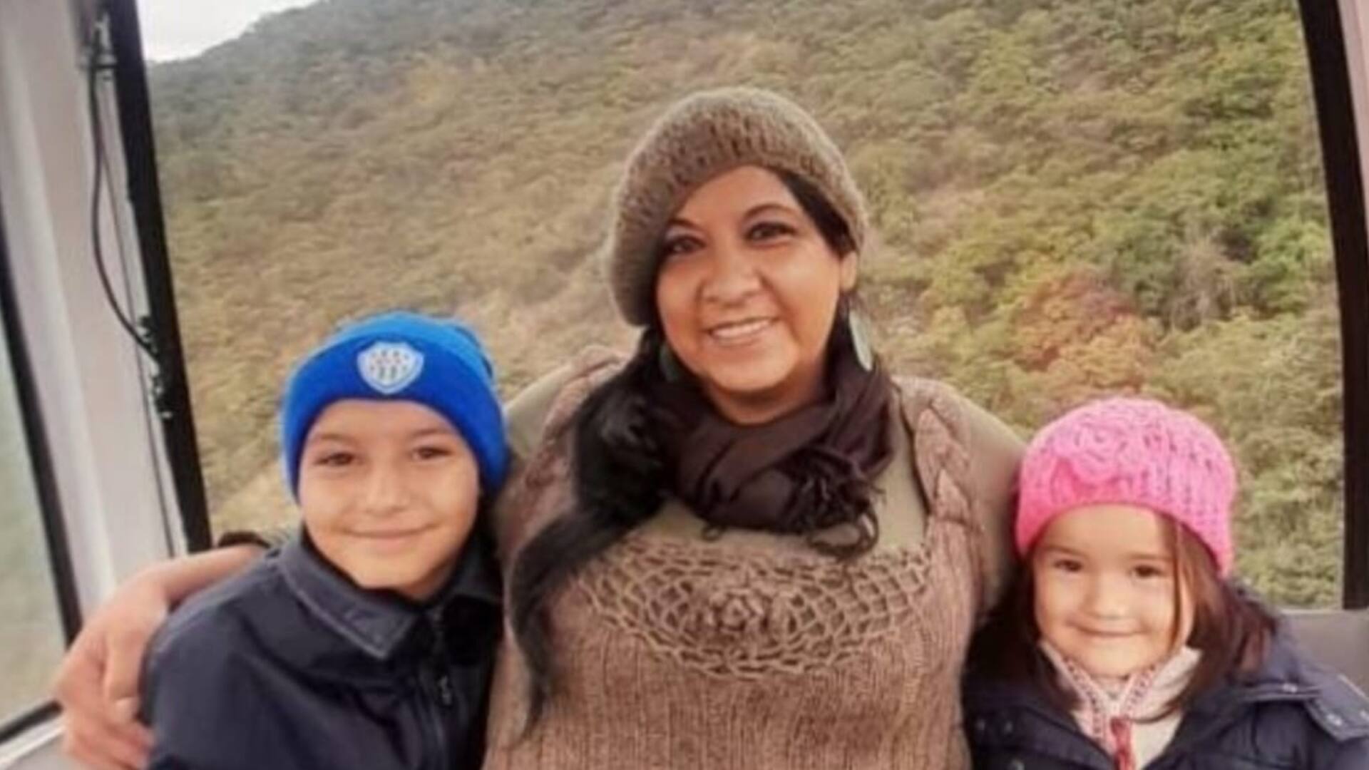Junto a sus dos nietos a quienes hace pocos días visitó en Salta.