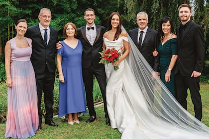 Junto a sus familiares. De izquierda a derecha, Agostina y Gustavo Regiardo, Mabel Delgado, los novios, Mark Trottier, Clara Trottier y Lane Trottier. La familia de la novia viajó especialmente desde Estados Unidos
