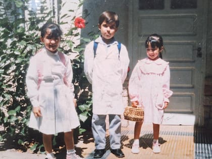 Junto a sus hermanas, María del Mar y Ana Belén, en su casa de San Rafael
