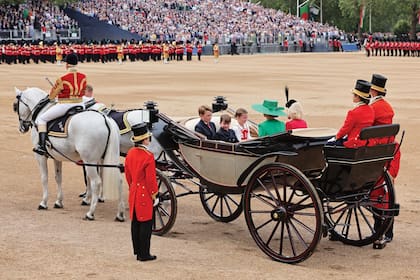 Junto a sus hijos, George, Charlotte y Louis, compartió el carruaje con la reina Camilla.