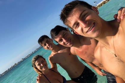Junto a sus hijos y esposa en la playa.