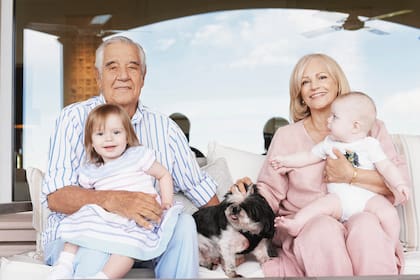 Junto a sus más pequeños hijos, Emma y Carlos, y su esposa, Liliana Pata, en la casa de Punta del Este, donde pasa el verano