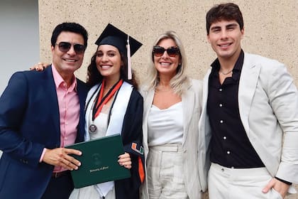 Junto a sus padres, Chayanne y Marilisa Maronesse,
y su hermano mayor, Lorenzo, el día de su graduación en
la Escuela de Música Frost de la Universidad de Miami, donde
estudió Composición Musical