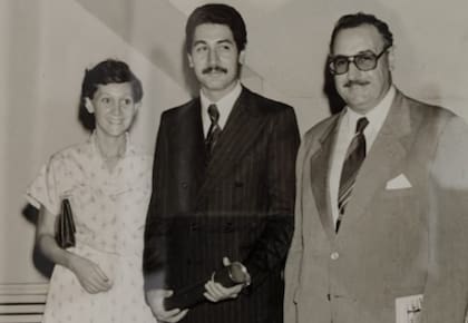 Junto a sus padres, el día que se recibió de abogado