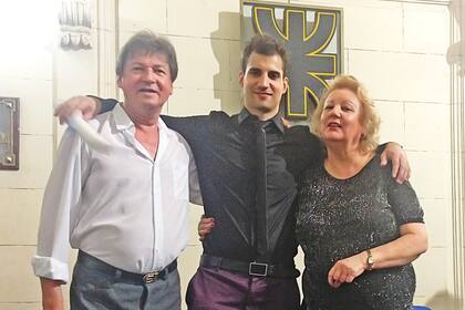 Junto a sus padres, en la entrega de diplomas