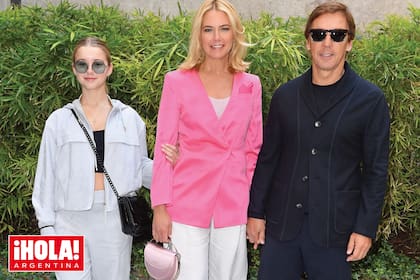 Junto a sus padres, Valeria Mazza y Alejandro Gravier, aplaudió el desfile de Armani en primera fila.