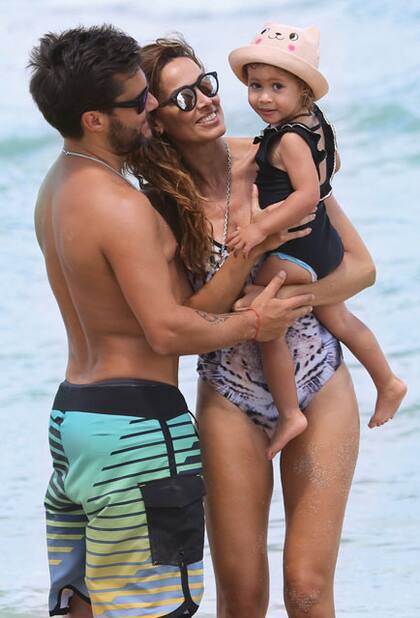 Junto a sus papás, Nina posa en una instantánea de pura felicidad familiar