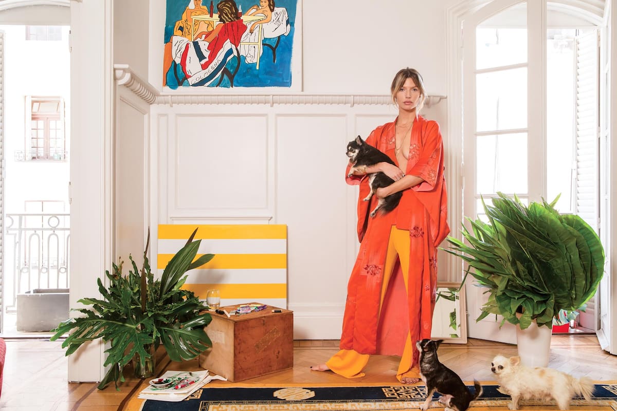 Junto a sus perros, que la acompañan en su vida nómade: Petunia, en brazos –“es la alfa, le encanta la acción y viajar en avión, helicóptero y barco”– y Nelson –“es muy pollerudo y siempre me busca para que le haga mimos”.