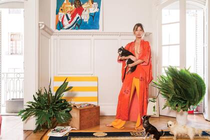 Junto a sus perros, que la acompañan en su vida nómade: Petunia, en brazos –“es la alfa, le encanta la acción y viajar en avión, helicóptero y barco”– y Nelson –“es muy pollerudo y siempre me busca para que le haga mimos”.