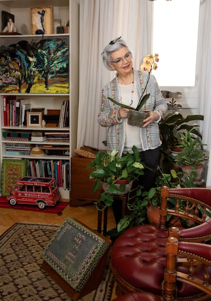 Junto a sus plantas y una orquídea que acaban de regalarle. Detrás de ella, un cuadro del pintor argentino Ariel Mlynarzewicz. Sobre el piso, el
colectivo que formaba parte de la escenografía de su clásico programa Colectivo imaginario. “Vicenza-Flores”, dice, que son el lugar donde nació y el barrio en el que vivió con su familia hasta hace cuatro años, cuando se mudó.