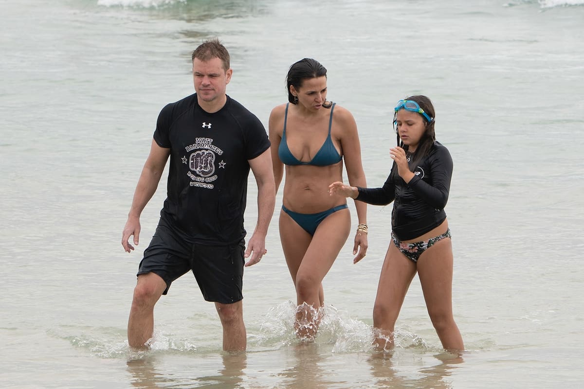 Junto a sus tres hijas, disfrutaron de un divertido y relajante día de playa en uno de los destinos más elegidos por las estrellas de Hollywood