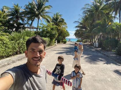 Junto a sus tres hijos, Timoteo, Polonio y Astro.